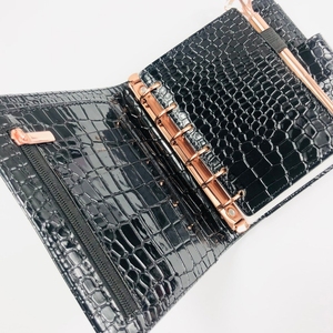 Cartera de carpeta de presupuesto a6a7 de cuero vegano de cocodrilo negro con 6 anillos de oro rosa de lujo con sobres de efectivo - Product Image 2