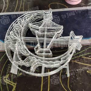 Lampes en forme de croissant de lune superposées transforment les places de festivals en attractions photographiques de Noël inoubliables pour les familles et les visiteurs - Product Image 5