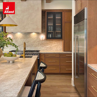 Armoires de cuisine en chêne massif avec verre cannelé, style moderne, chaleureux et rustique, idéales pour les projets résidentiels de villas périurbaines - Alland Group