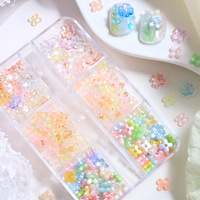 Accessoires de nail art mignons et doux à 6 compartiments, mini trèfles à quatre feuilles, fleurs en résine assorties, décorations portables pour ongles