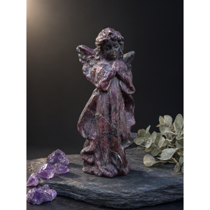 Sculpture d'ange ailé en grenat, un symbole de force, de prière et d'amour divin, poids 141 g - Product Image 2