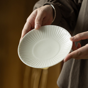 Plateau de service élégant en céramique blanche glacée motif pétale de lotus pour thé et collations, idéal pour le thé sec et la préparation domestique - Product Image 2