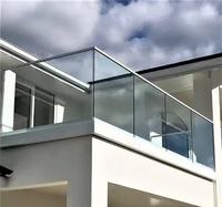 Système de garde-corps en verre et aluminium durable avec contrôle strict du traitement de surface