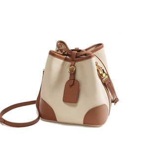 Sac seau tendance en cuir de vachette pleine fleur avec logo personnalisé, fermeture à cordon, portable, en polyester, pour femme, à porter à l'épaule ou en bandoulière - Product Image 5