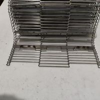 Bande transporteuse en maille plate en acier inoxydable 304 de qualité alimentaire résistante aux hautes températures avec crans