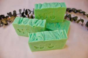Savon artisanal à l'eucalyptus pour le corps, pour peaux sensibles, fabriqué à froid pour un nettoyage quotidien doux - Product Image 4