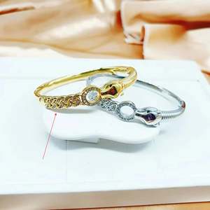 Bracelet manchette serpent en cristal, acier inoxydable 316L plaqué or PVD avec strass pour femme, bijou de mode pour usage quotidien - Product Image 1