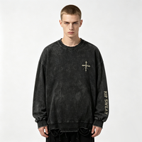 T-shirt à manches longues Kornit DTG avec motif graphique gothique vertical à lettres, logo antique craquelé croisé sur la poitrine, franges attachées et style grunge