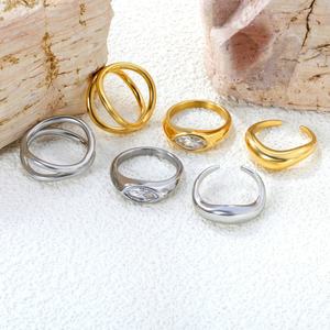 แหวนเปิดสแตนเลสชุบทอง 18K แบบกำหนดเอง ประดับเพชรซิร์คอน ไม่ลอก ไม่ดำ ดีไซน์โค้งรูปทรงไม่สมมาตร แหวนสองชั้นสำหรับผู้หญิง - Product Image 1