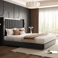 Sommier de lit contemporain à panneaux hauts avec rainures verticales douces pour un style raffiné d'appartement et de chambre d'hôtel