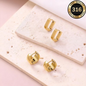 Dos pares de aretes de aro anchos de acero de titanio chapados en oro, aretes circulares de alto brillo con efecto espejo, estilo INS transfronterizo. - Product Image 6