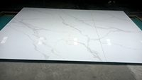 Dalles en porcelaine effet marbre blanc pour murs de salon, chambre, salle à manger, dessus de table, comptoirs de cuisine - Design moderne et durable