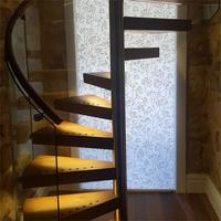 Escaliers flottants hélicoïdaux de luxe pour intérieurs Bandes de roulement en bois personnalisées et matériau sculptural en acier pour colonne vertébrale en fer et métal