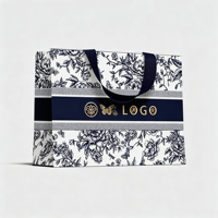Sac cadeau en carton ivoire recyclable 190-230 g/m² avec poignée ruban dissimulée et logo personnalisé en relief pour les boutiques de cosmétiques et de vêtements