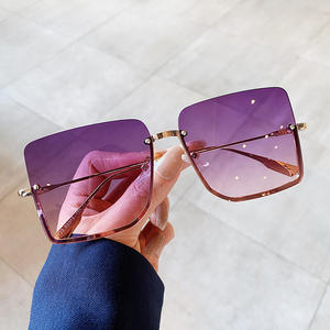 Lunettes de soleil carrées en métal pour femmes K2-9123, monture dorée, verres AC, UV400, légères, style rétro surdimensionné - Product Image 2