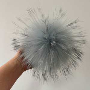 Vente en gros de pompons en fourrure de raton laveur multicolores pour femmes bonnet super large ponpon en fourrure de raton laveur avec bouton pression - Product Image 2