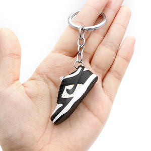 Al por mayor Llavero colgante con diseño <span class=keywords><strong>de</strong></span> zapatilla <span class=keywords><strong>de</strong></span> skate y modelo <span class=keywords><strong>de</strong></span> zapatilla deportiva, adorno para bolso, accesorios transfronterizos creativos y personalizados - Product Image 6