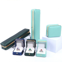 Élégante boîte à bijoux en cuir vert foncé avec logo personnalisé, finition dorée, fermeture à pression, doublure blanche, rangement pour bagues et colliers