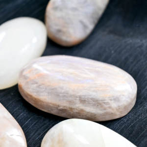 Pierre de méditation en pierre de lune jaune polie, pierre de méditation pour la réflexion, cristal de guérison pour le Reiki, soulagement de l'anxiété, décoration intérieure, vente en gros - Product Image 2