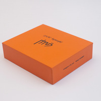 Boîte cadeau Emma orange personnalisée avec couvercle et base en carton double gris pour l'emballage de foulards en soie, mouchoirs et bijoux