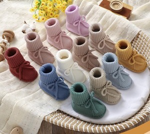 Chaussons tricotés doux pour bébé - Mélange de coton chaud, joli nœud décoratif, chaussures de berceau pour nouveau-né - Product Image 2