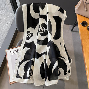 Sciarpe di Lusso per <span class=keywords><strong>Donna</strong></span> in Viscosa e Cotone Stampato, Foulard <span class=keywords><strong>Nero</strong></span> e Bianco con Motivi Floreali - Product Image 2