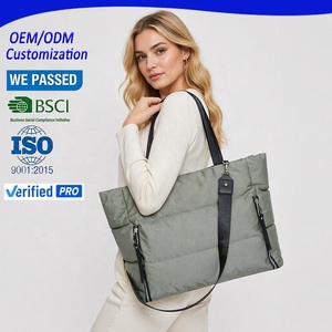 Bolso de hombro informal tipo bandolera, acolchado, con cremallera, de gran capacidad, moderno, ligero, para mujer, de nailon acolchado suave. - Product Image 1