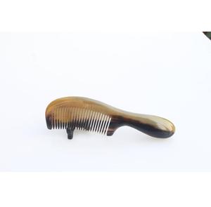 Peigne à cheveux en corne de buffle fait main, corne naturelle, à dents larges, lisse et poli, réduit les dommages aux cheveux, les frisottis, les pointes fourchues et favorise la brillance - Product Image 1