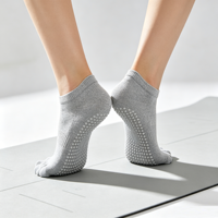 Chaussettes de yoga et de Pilates antidérapantes à logo personnalisé avec semelle en silicone et découpe au niveau du cou-de-pied, chaussettes de performance pieds nus antidérapantes à la cheville
