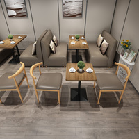 Ensemble de mobilier de café nordique moderne : chaises élégantes en corne de vache et tables sur pieds en bois, banquettes modulaires pour restaurant
