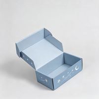 Boîte cadeau rectangulaire bleue auto-assemblable, design étoile et lune, en carton ondulé kraft, avec impression quadricolore UV