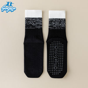 En Stock Color sólido Yoga Pilates agarre calcetines personalizados al por mayor de alta calidad antideslizante agarre calcetines Venta caliente deporte agarre Calcetines - Product Image 5