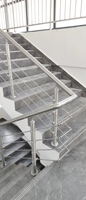 Escalier droit moderne en fer galvanisé antidérapant, fabriqué avec un matériau durable, adapté à une utilisation en intérieur dans les villas et les hôtels