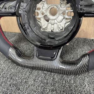 Volante de fibra de carbono de gran venta para <span class=keywords><strong>Audi</strong></span> B8.5 <span class=keywords><strong>S4</strong></span> S5 RS5 RS6 Q5 Q7 Q3 Q8 A1 A3 A4 A5 A6 A7 S3 S1 S6 RS3 RS4 B8 C6 C7 - Product Image 4