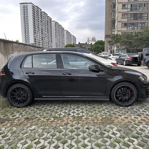 สเกิร์ตข้างรถยนต์ Volkswagen Golf 7 Mk7 GTI R สีดำเงา ลายคาร์บอนไฟเบอร์ วัสดุ ABS ปี 2013-2019 - Product Image 1