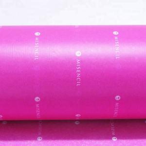 Papel de seda al por mayor de color rosa con logo blanco para cosméticos, paquete completo enrollado - Product Image 3