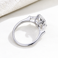 Bague tendance à trois pierres Messi Jewelry personnalisée MSR-1294 en or blanc 14 carats avec diamant de laboratoire ovale 1,8 ct D VVS1