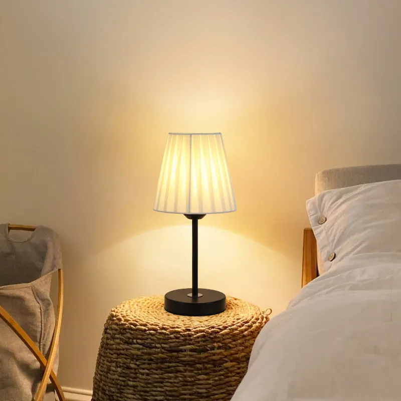 Offre Spéciale décoratif petite lumière de contrôle tactile lumière de bureau plissé abat-jour chambre chevet naturel maison hôtel lampe de Table