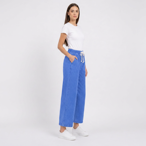 Pantalon en jean ample pour femme, taille mi-haute, en tissu tricoté respirant, avec cordon de serrage, poche arrière droite et logo - Product Image 1