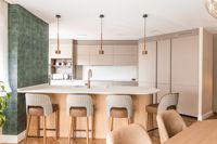 Meuble de cuisine moderne beige mat avec îlot en bois cannelé, unités murales du sol au plafond sans poignées, panneaux E1, ensemble de cuisine sur mesure
