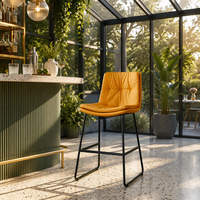 Tabouret de bar et chaise de salle à manger rembourrés jaunes avec dossier, siège rembourré, repose-pieds et structure en métal noir, style contemporain