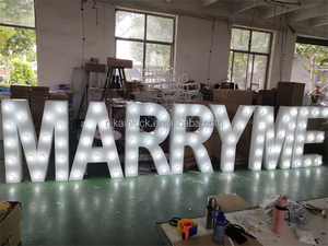 Insegna LED Decorativa NIKA per Proposta di Matrimonio, Alta 1,2 Metri, con Scritta 'Marry Me' in Mosaico - Product Image 6