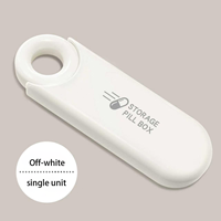 Boîte à médicaments portable mini avec trois compartiments pour le rangement des pilules, idéale pour un usage quotidien et les voyages.