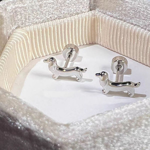 Boucles d'oreilles populaires pour petits chiens de type <span class=keywords><strong>Teckel</strong></span>, style dessin animé mignon, polyvalentes pour usage quotidien des adultes, vente en gros - Product Image 1