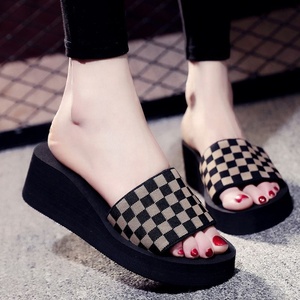 Chaussons d'extérieur sexy noirs et blancs patchwork pour femmes, été et hiver, à semelle épaisse, dessus en coton, doublure en peau de mouton, antidérapants, à bout carré - Product Image 6