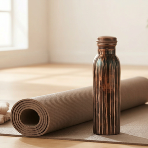 Botella de agua metálica elegante en tono negro y cobre con tapa de rosca, diseño minimalista para senderismo, camping y adultos al aire libre. - Product Image 1