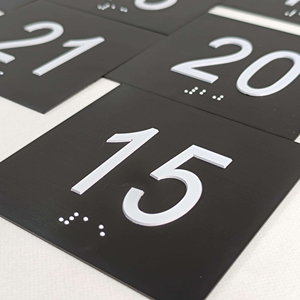 ป้ายเลขลิฟต์แบบอักษรเบรลล์และแบบสัมผัส 1-100 ทำจากแผ่นอะลูมิเนียมคอมโพสิตที่ทนทาน ป้ายประตูห้องพัก/ห้องตรวจที่ได้มาตรฐาน ADA - Product Image 4