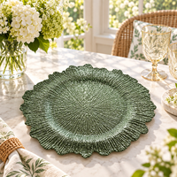 Assiette de présentation moderne texturée en plastique de 13 pouces avec finition gaufrée artistique pour la décoration de table d'hôtel, de mariage ou d'événement