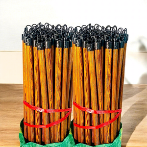 Juego de escoba y recogedor ergonómico portátil de eucalipto con mango largo, hecho a mano en Vietnam, para el hogar - Product Image 1