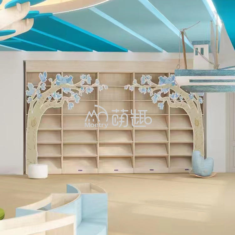 Estantería grande de montaje en pared con decoración de árbol